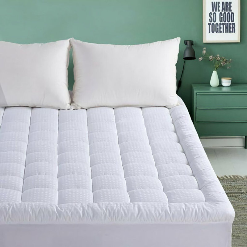 Protège-matelas en duvet synthétique Mellina