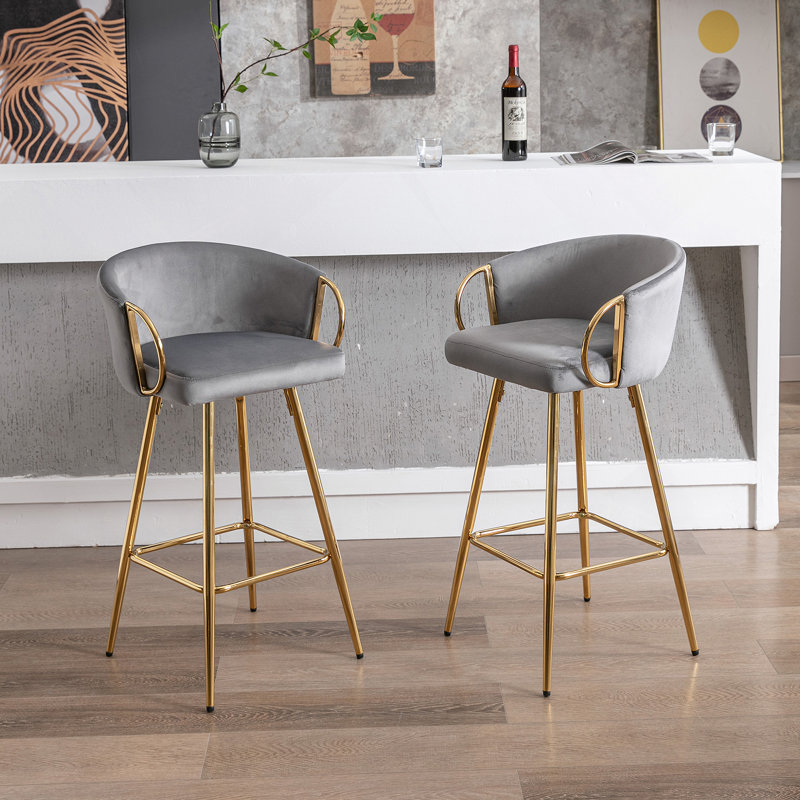 Ensemble de 2 tabourets de bar en velours de 30 pouces avec repose-pieds chromé et pieds dorés, Gris