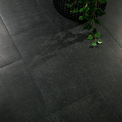 Dimensions du carrelage mural et du plancher en porcelaine mate de 12 po x 24 po