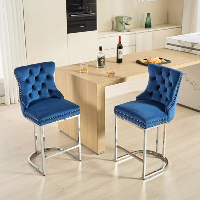 Tabourets de bar de 25 po de hauteur comptoir (paquet de 2), velours bleu moderne avec dossier à boutons et garniture de rivets, base en métal robuste pour les chaises de salle à manger de 2 tabourets, tables de maison chromées