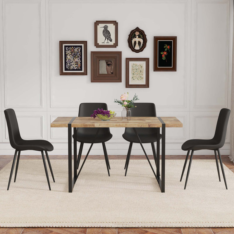 Ensemble de table et de chaises.Une table de salle à manger rectangulaire rétro minimaliste avec un plateau texturé et des pieds en métal.
