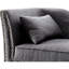 Chaise longue grise de style transitionnel avec revêtement en lin, détails cloutés, oreiller et finition cerisier foncé avec détails en tissu, structure, look pour les espaces de vie principaux