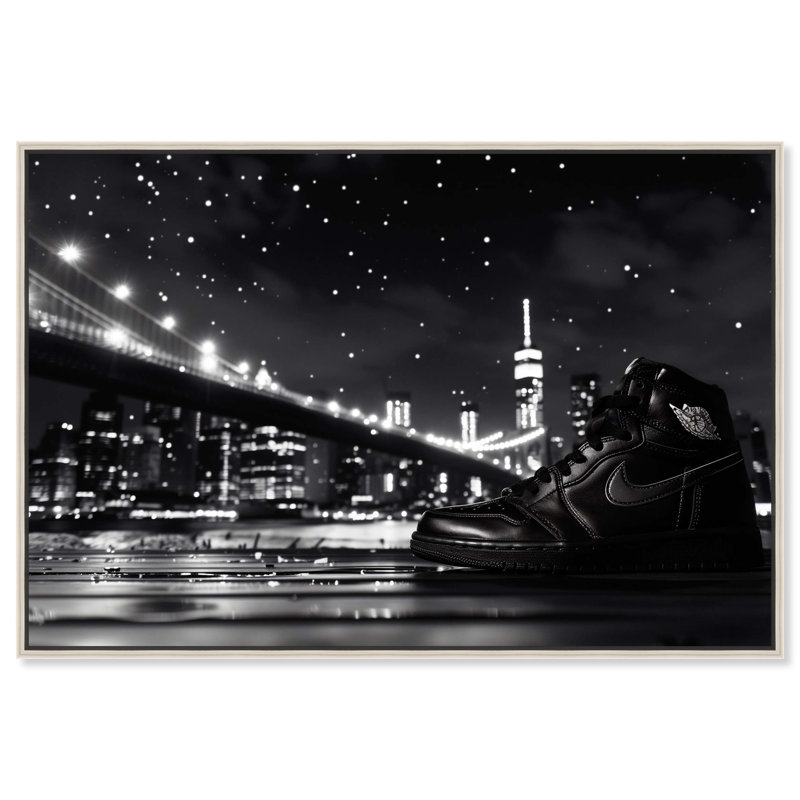 Sneaker City and Bridge, art mural urbain noir et blanc par Notoriart, Cadre argenté, H 31 po x l 46 po