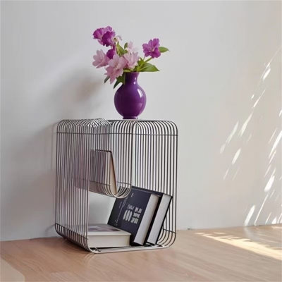 Médiévale, un support à disques rétro, un porte-revues moderne et simple, décoré à la maison, argent.