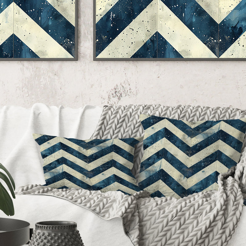 Chevron Charm II - Coussin décoratif à chevrons, Bleu marine/bleu, H 16 po x l 16 po
