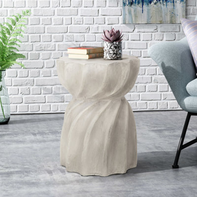 Table d'appoint - Élégante pièce décorative d'extérieur. Oxyde de magnésium gris, 14 po x 14 po x 18,5 po, plateau de table captivant de 16,78 lb, forme moderne Living Essential. Style béton léger, forme vive et distincte