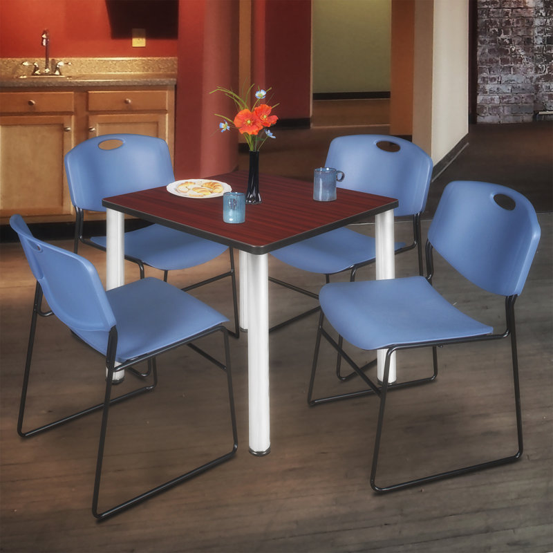 Plateau de table Kee Square, 4 chaises empilables Zeng, H 29 po x l 30 po x P 30 po, Acajou / chrome, Bleu