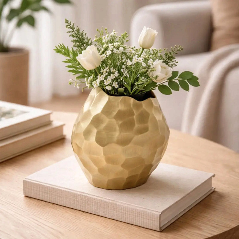 Vase en aluminium doré à facettes