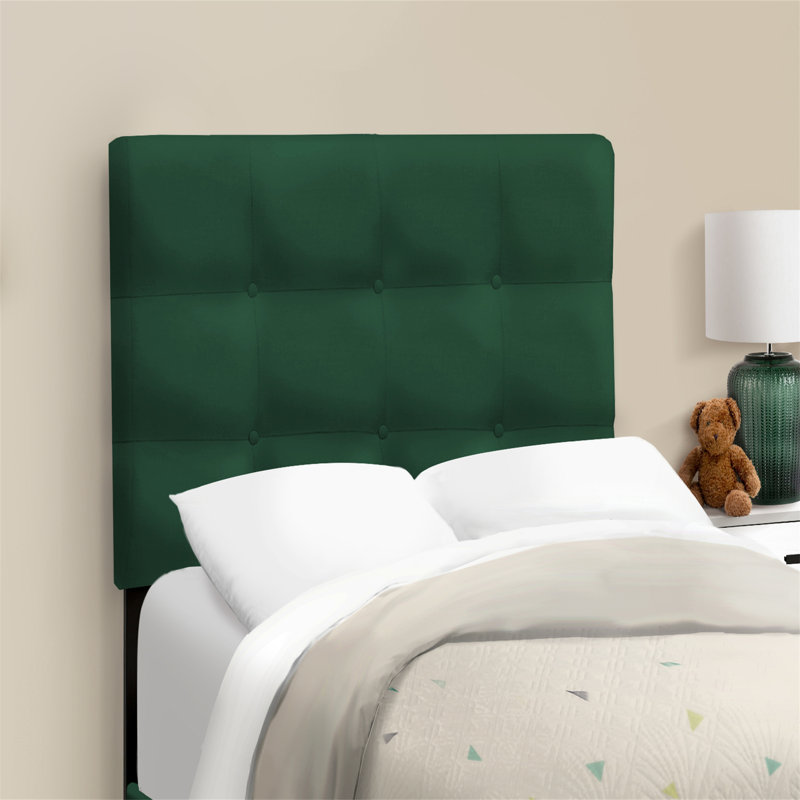 Élégant lit rembourré en velours avec tête de lit capitonnée et fabrication robuste, idéal pour une chambre à coucher élégante et confortable.