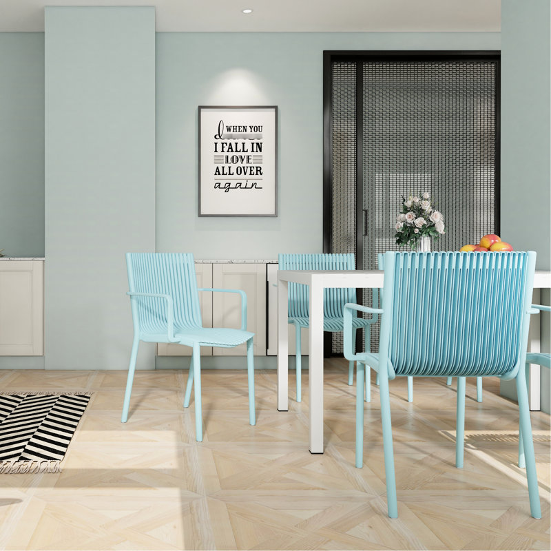 Fauteuil moderne en plastique de 4 pour l'intérieur / extérieur, matériau PP résistant aux intempéries, dossier à lattes, bleu, assemblage, espace, bord de piscine et fauteuils de salon avec accoudoirs ergonomiques