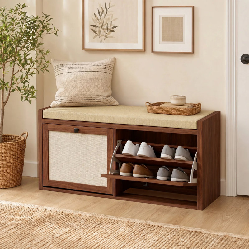 Banc de rangement à chaussures en rotin brun avec coussins rembourrés et 2 placards dissimulés, idéal pour couloir, salon, chambre ou entrée.