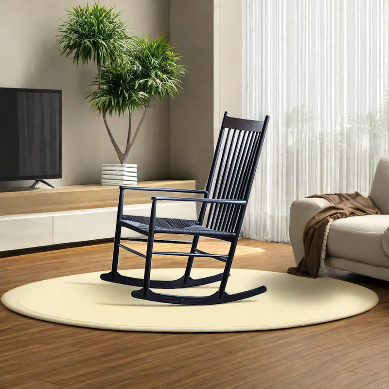 Chaise berçante noire en bois massif