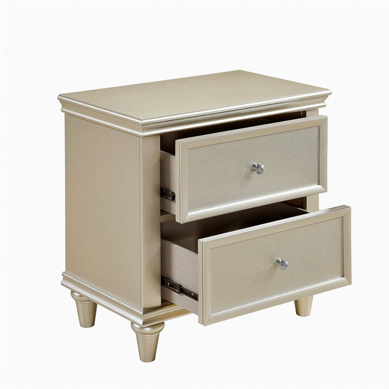 Table de chevet 1 pièce argentée brillante avec panneaux de tiroirs texturés, boutons polis, mobilier de chambre moderne et traditionnel