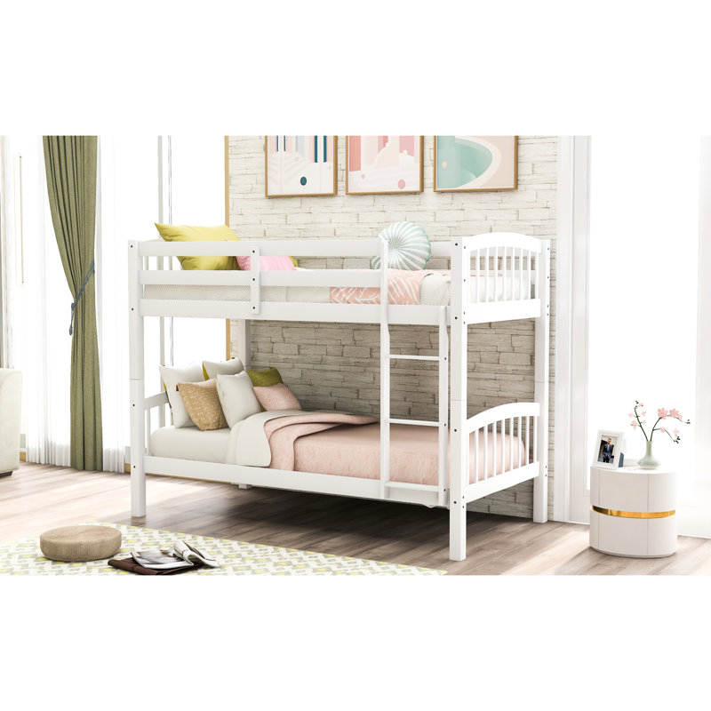 Lit simple au-dessus d'un lit superposé avec espace blanc pour utilisation intensive