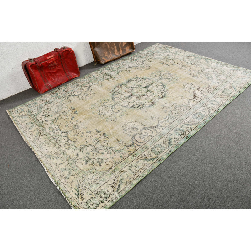 Tapis turc rétro avec un élégant motif en médaillon floral dans des couleurs pastel douces pour une décoration intérieure unique