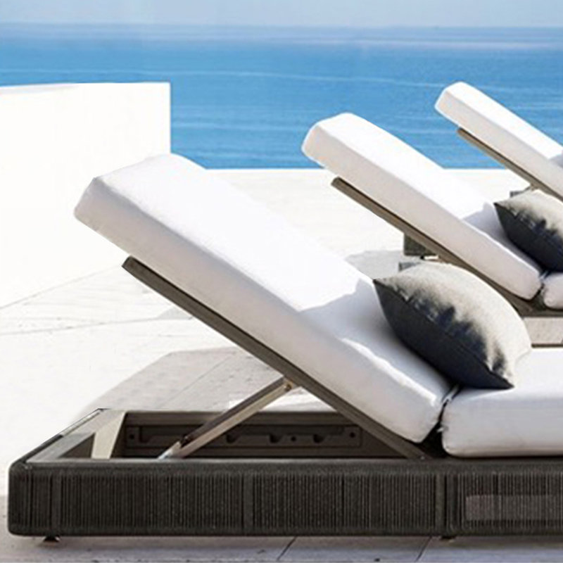 Chaise longue d'extérieur en osier pour cour