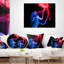 Fumée flottante bleue et rouge sur fond noir - coussin imprimé abstrait