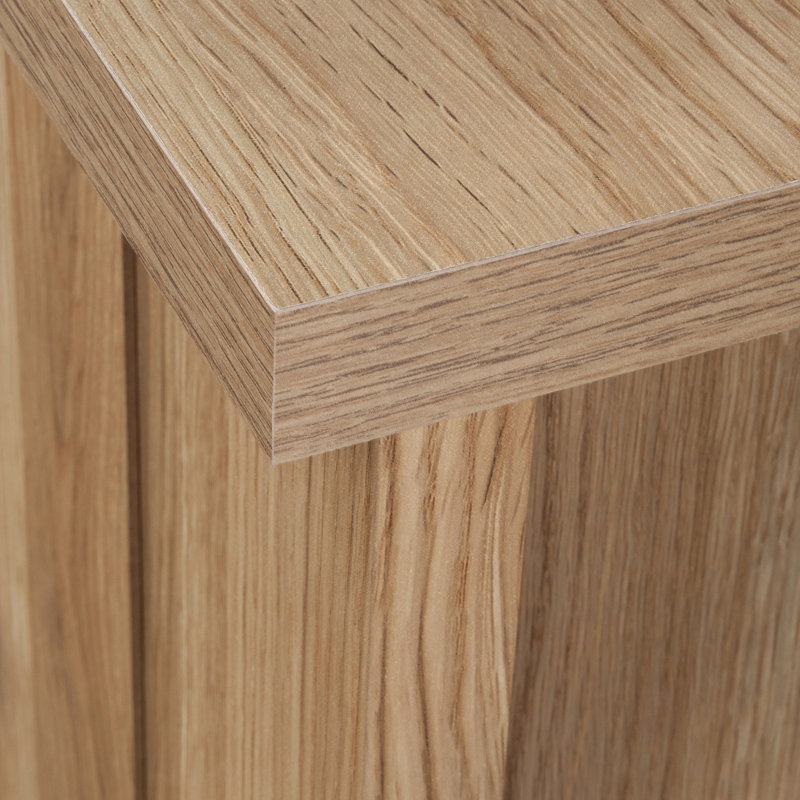 Table de chevet en brun avec espace de travail spacieux pour accueillir un ordinateur portable et des articles nécessaires, décorations noires de conception moderne grise, tiroirs coulissants pour l'organisation du rangement, bois d'ingénierie en métal