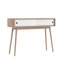 Table d'entrée avec 2 portes coulissantes blanches, console avec espace de rangement et pieds en bois, table de canapé derrière le canapé pour le couloir