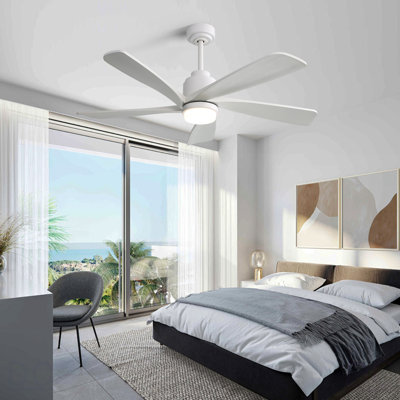Ventilateur de plafond moderne 52 pouces avec lumière à DEL à intensité variable et 5 pales en bois massif avec télécommande et moteur à courant continu réversible