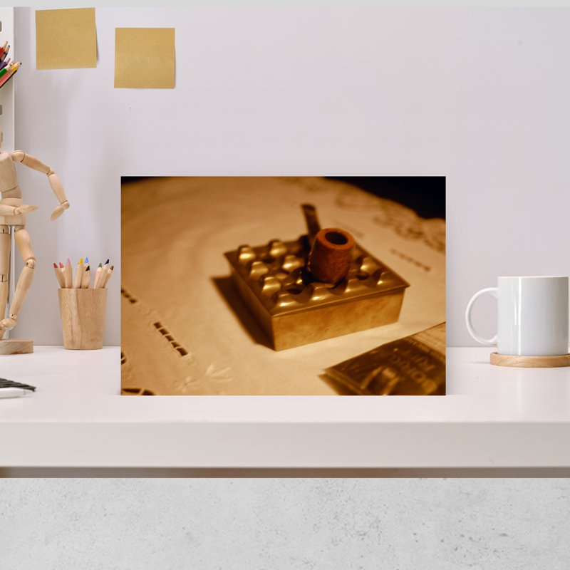 Gros plan d'une miniature sur une nappe fumant sur un napperon sur une table, art mural rétro, H 12 po x l 18 po