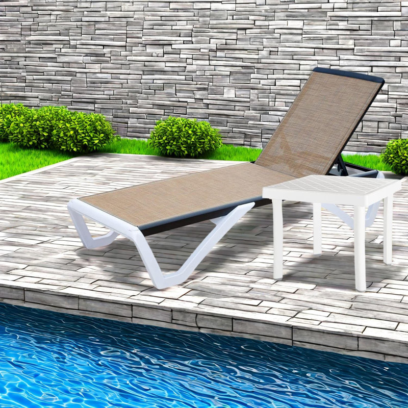 Méridiennes de patio réglables en aluminium au bord de la piscine avec table