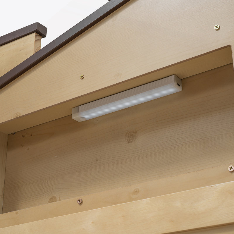 Lit plateforme simple en bois avec tête de lit en forme de maison enchanteresse, éclairage à DEL intégré et rangement pratique intégré pour une chambre à coucher de rêve.
