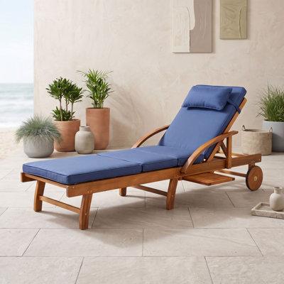 Chaise longue d'extérieur ajustable avec coussins, dossier et repose-jambes inclinables, appuie-tête, roulettes et tablette latérale coulissante