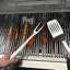 Ensemble d'outils de barbecue robustes en acier inoxydable : spatule, brosse et pinces. Parfait pour les barbecues au gaz, au charbon et infrarouges lors de vos fins de semaine en plein air.