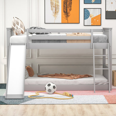 Lit superposé simple au-dessus d'un lit simple gris avec glissière convertible et échelle, conception peu encombrante pour les enfants