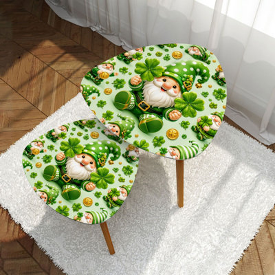 Ensemble de 2 tables basses gigognes triangulaires modernes, ornées de gnomes verts, de trèfles et de pièces dorées. Style du milieu du siècle. Tables d'appoint empilables, idéales pour le salon, la chambre à coucher ou un appartement. Décoration intérieure.