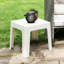 Table d'appoint carrée en plastique pour terrasse - 17,75 po - Plateau de table en faux blanc - Ensemble de 4-556412248