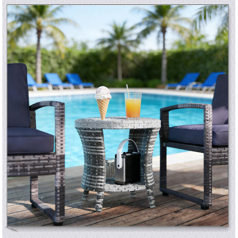 Élégante table basse d'extérieur en osier avec rangement à deux niveaux et conception résistante aux intempéries, parfaite pour le patio et le jardin