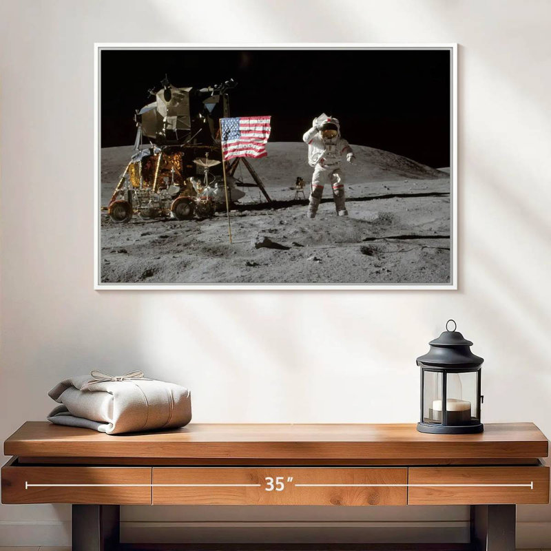 Homme sur la lune IV, 25 po x 17 po, Cadre flottant blanc