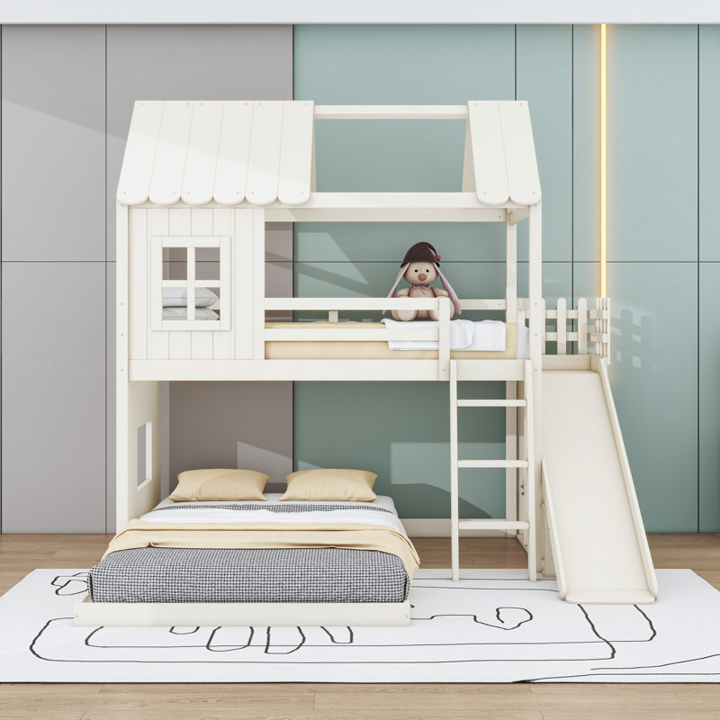 Lit superposé simple au dessus d'un lit double en bois avec tablettes, glissade et garde-robe ouverte, Beige
