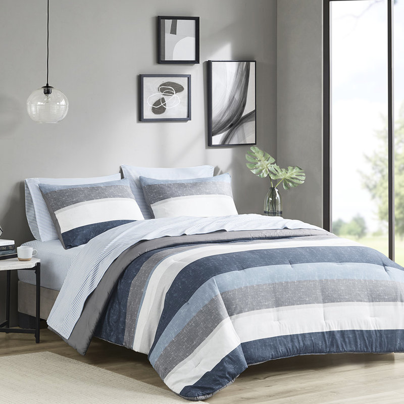 Édredon simple à rayures et drap en bleu / gris. Conception assortie. Rembourrage. 1 édredon, taie décorative, drap plat et taie d'oreiller ajustée. Convient aux matelas de 12 po. Lavable. Literie bleue / grise d'aspect moderne avec