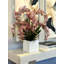 Orchidées roses disposées dans un pot de fleurs carré en fibre de pierre