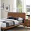 Très grand lit plateforme noyer de style Mid-Century avec placage en bois massif et pieds fuselés, prêt pour le matelas