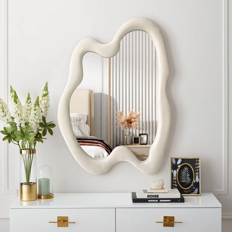 Miroir mural Lochan avec cadre en velours asymétrique Lochan, 28 po x 20 po, Beige