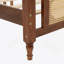 Lit en bois de pin exquis avec tête et pied de lit en rotin, avec plateforme centrale améliorée pour un confort et un style optimaux