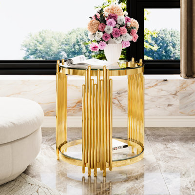 Table d'appoint ronde en verre transparent de 50,3 cm (19,8 po) avec structure asymétrique en métal doré et design aérien, idéale pour une chambre moderne avec tablette inférieure.