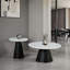 Table de bout ronde de style contemporain avec dessus en marbre et salon principal