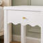 Tables de chevet blanches avec tiroir, tables de chevet modernes avec détail festonné, tables d'appoint compactes pour chambre, salon et petits espaces (Une seule table de chevet !!!)