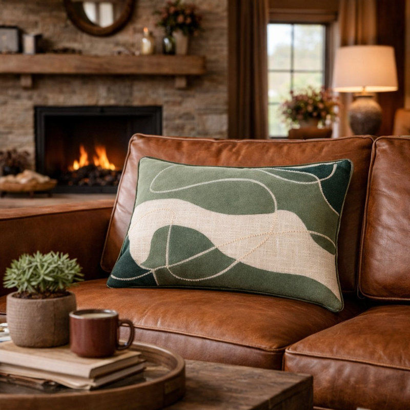 Coussin en cuir et suède vert Ember, 20'x14"