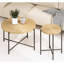 2 tables - imperméables, couvertes. Conception cylindrique vieillie. Pieds en métal noir. Dimensions appropriées pour les maisons. Options de couleurs polyvalentes. Et charmant. Ambiance rustique avec coin salon