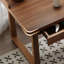 Bureau rectangulaire à 3 tiroirs en bois massif de couleur noyer clair-2129463610