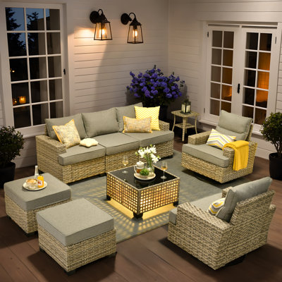 Canapé d'extérieur en rotin tissé avec table de bout lumineuse et fauteuil pivotant