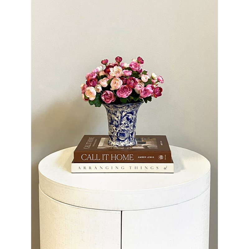 Renoncule disposée dans un vase en céramique