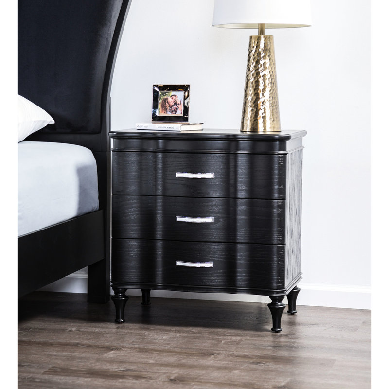 Armoire de chevet noire de style contemporain avec pieds en bois tourné, plateau doublé de feutre et poignées en acrylique en forme de cristal, table de chevet solide et glamour, façade courbée facile à assembler
