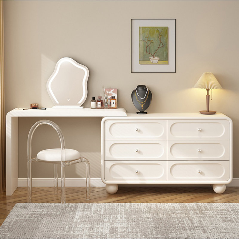 Cleo, Cream White